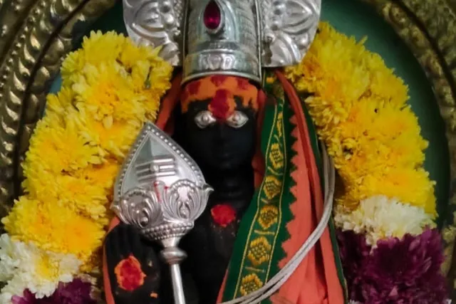 గాయత్రీ దేవిగా భక్తులకు దర్శనమిచ్చిన బాల త్రిపుర సుందరి