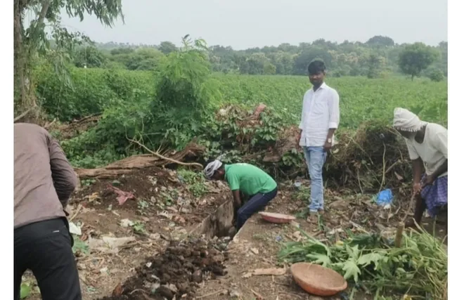 సుక్కల్ తీర్థ్‌లో డ్రైనేజీలో మట్టి తొలగింపు