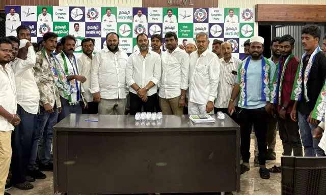 టీడీపీకి షాక్.. వైసీపీలోకి 50 కుటుంబాలు