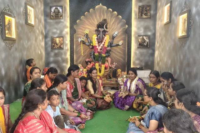మహి జగిత్యాలలో వినాయకుని వద్ద గోరింటాకు కార్యక్రమం