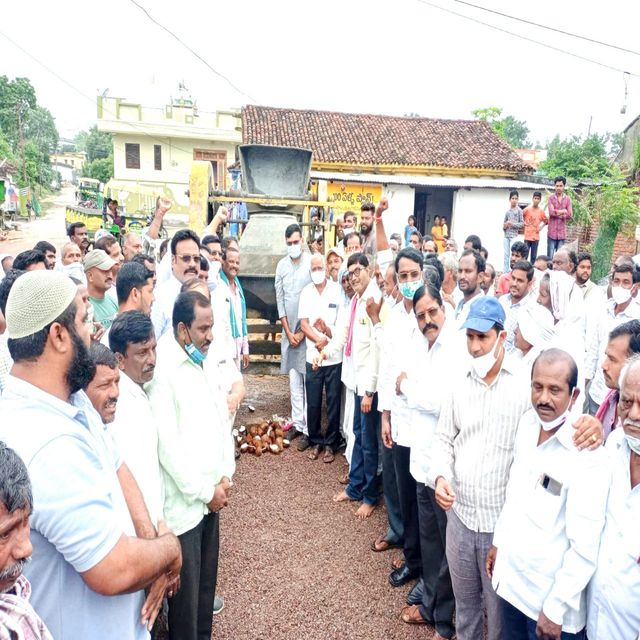 పలు అభివృద్ధి కార్యక్రమాలకు భూమిపూజ
