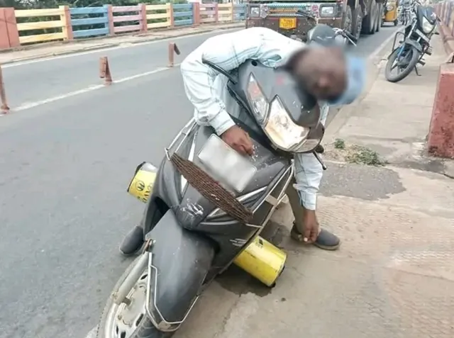 గుండెపోటు.. స్కూటీపైనే మృతి