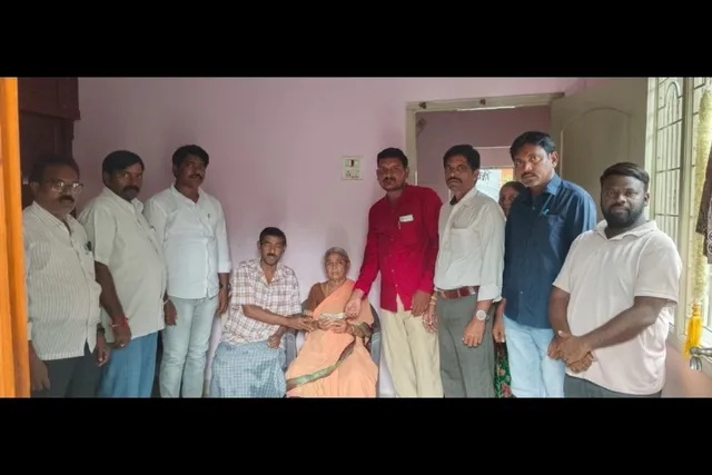 మరణించిన ఉపాధ్యాయురాలి కుటుంబానికి ఆర్థిక సాయం అందజేత మరణించిన ఉపాధ్యాయురాలి కుటుంబానికి ఆర్థిక సాయం అందజేత