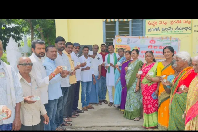 వర్నిలో స్మార్ట్ రేషన్ కార్డుల పంపిణీ