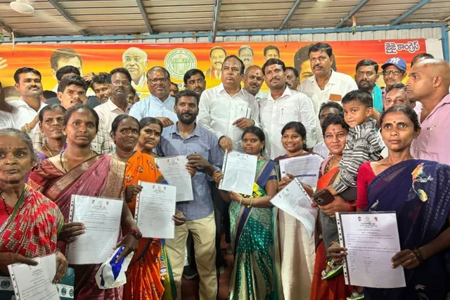 ఇందిరమ్మ ఇళ్ల ప్రొసీడింగ్ కాపీలను లబ్ధిదారులకు అందజేసిన ఎమ్మెల్యే