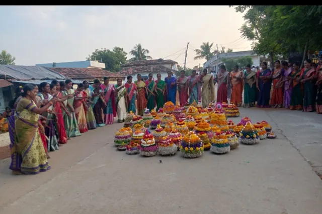 బోర్లంలో అట్ల బతుకమ్మ సంబరాలు బోర్లంలో అట్ల బతుకమ్మ సంబరాలు