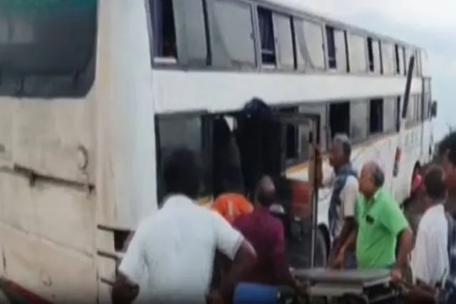 விக்கிரவாண்டி அருகே அரசு விரைவுப் பேருந்து விபத்து: 11 பயணிகள் காயம்