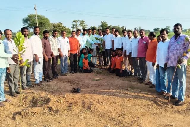 విద్యార్థులతో కలిసి మొక్కలు నాటిన బీజేపీ శ్రేణులు