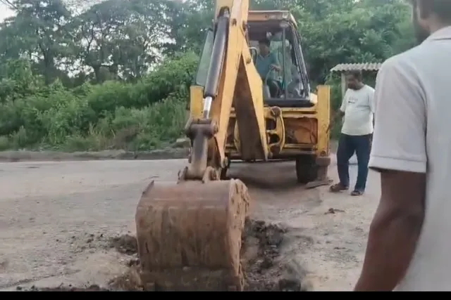 కమలాపురంలో ప్రమాదకర గుంతలను పూడ్చిన స్థానికులు