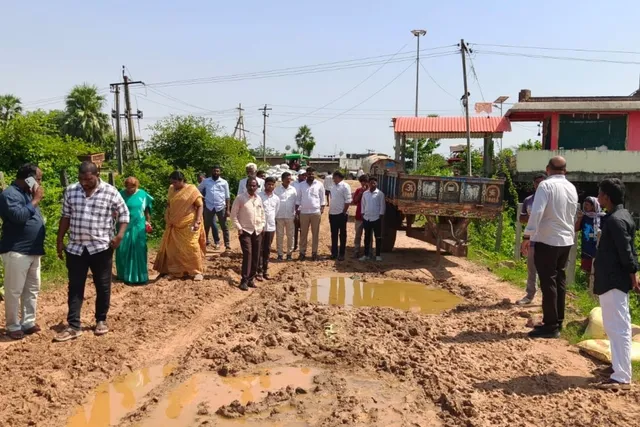 దసరా రహదారి దుస్థితిపై సర్పంచ్ ఆందోళన
