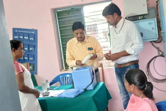 నిజామాబాద్: టీకాల పంపిణీని పర్యవేక్షించిన అధికారులు