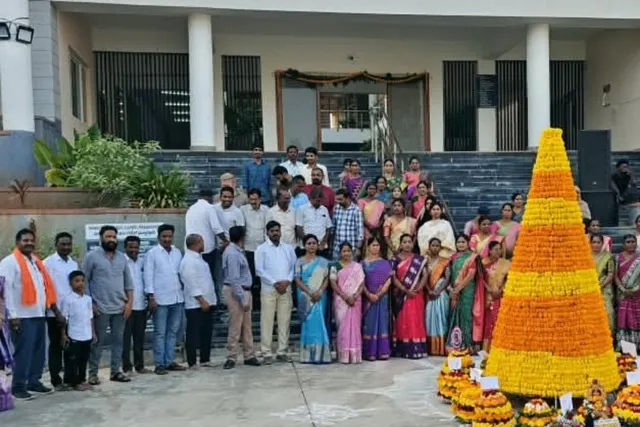 మున్సిపల్ కార్యాలయంలో వైభవంగా బతుకమ్మ సంబరాలు