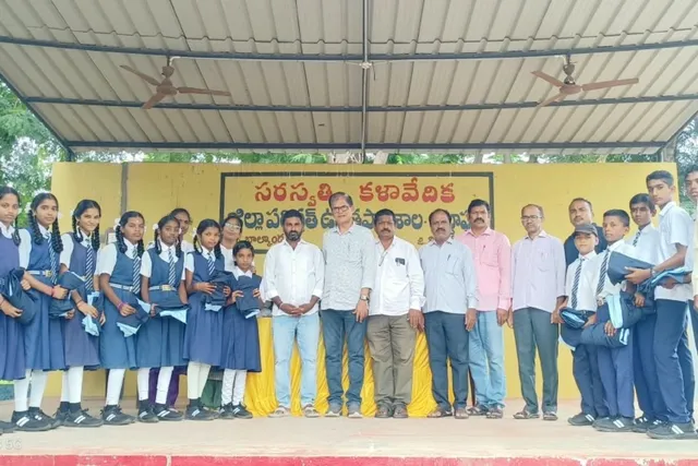 చిట్టాపూర్లో ZPHS విద్యార్థులకు యూనిఫాంలు,బూట్లపంపిణి