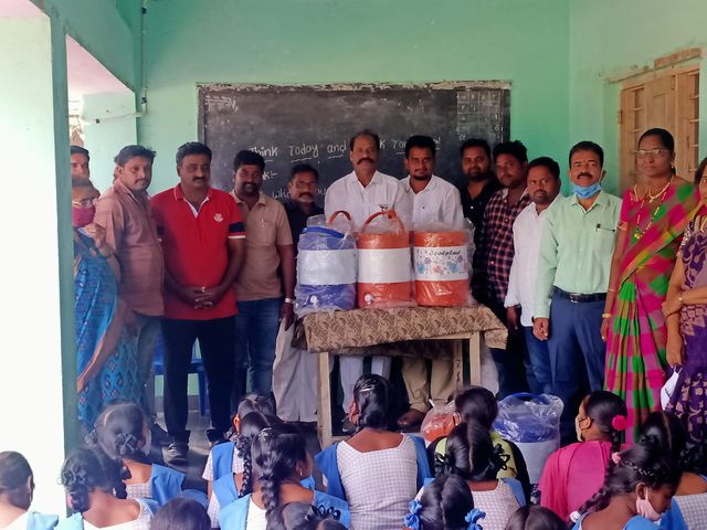 కూల్ వాటర్ క్యాన్లు వితరణ