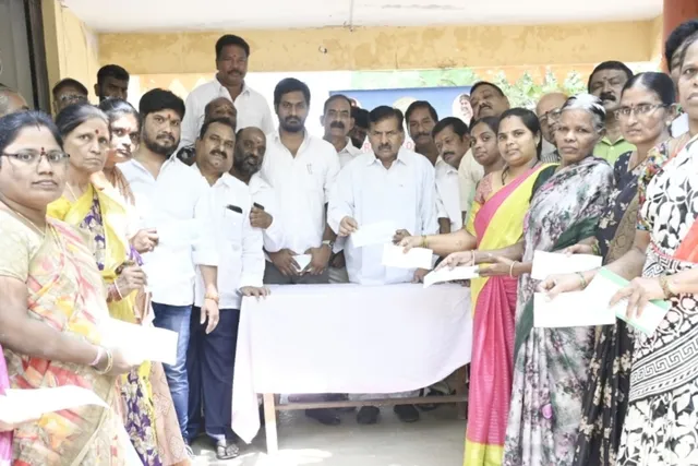 సీఎం రిలీఫ్ ఫండ్ చెక్కులు పంపిణీ చేసిన ఎమ్మెల్యే