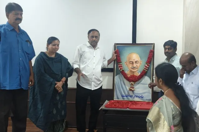 కడప కలెక్టరేట్ లో గాంధీ జయంతి: రెవెన్యూ అధికారి నివాళులు