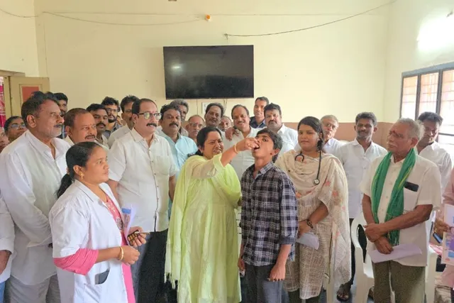 విద్యార్థులకు ఆల్బెండజోల్ మాత్రలు పంపిణీ చేసిన ఎమ్మెల్యే
