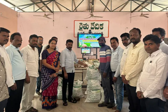 రైతులకు సబ్సిడీ శనగ విత్తనాలు పంపిణి ప్రారంభించిన ఎమ్మెల్యే రైతులకు సబ్సిడీ శనగ విత్తనాలు పంపిణి ప్రారంభించిన ఎమ్మెల్యే