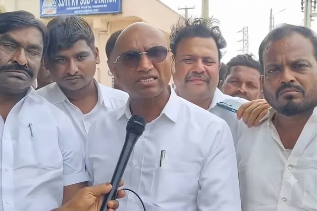 కరెంట్ కోతలతో రైతులు సతమతం