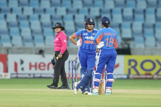 తొలి బంతికే ఫోర్ బాదిన మంధాన