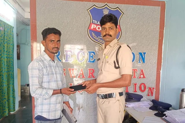పోగొట్టుకున్న మొబైల్ ను బాధితునికి అందజేసిన అశ్వారావుపేట పోలీసులు
