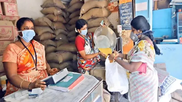 రేషన్ కార్డుదారులకు కేంద్రం షాక్.. ఆరు నెలలు వాడని కార్డులు బంద్