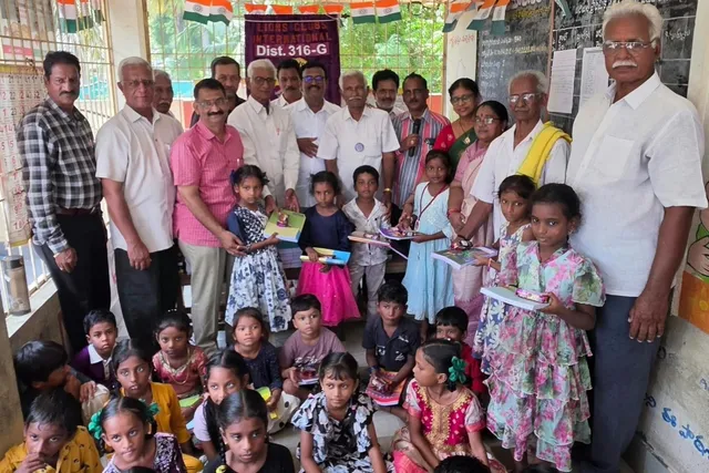 లయన్స్ క్లబ్ విద్యార్థులకు విద్యా సామగ్రి పంపిణీ
