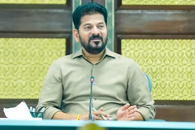 వచ్చే ఏడాది స్కూళ్లు తెరిచే రోజే యూనిఫాం: సీఎం