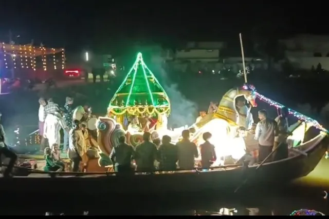 నరసాపురంలో ఘనంగా శ్రీ కనకదుర్గ అమ్మవారి తెప్పోత్సవం