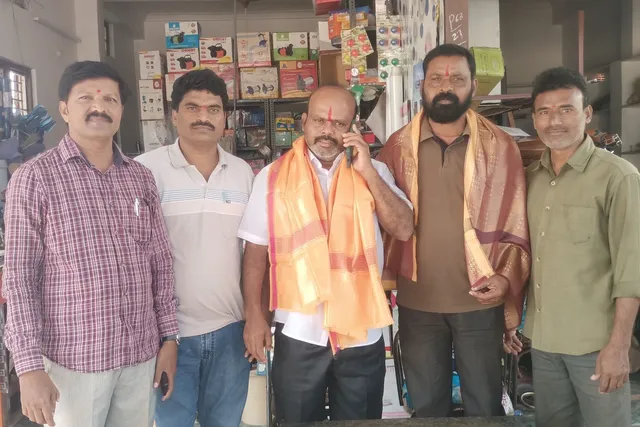 సర్పంచులుగా ఎన్నికైన క్లాస్‌మేట్స్‌కు ఘన సన్మానం