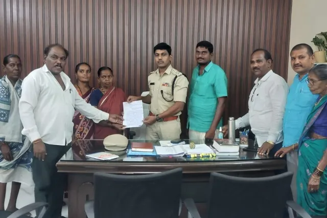 కుల వివక్ష ఆరోపణలపై డీఎస్పీకి బాధిత మహిళల ఫిర్యాదు