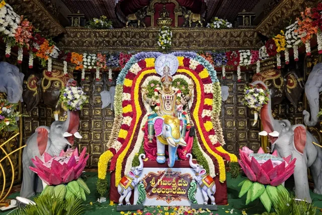 గజలక్ష్మి అలంకారంలో అమ్మవారి దివ్య దర్శనం గజలక్ష్మి అలంకారంలో అమ్మవారి దివ్య దర్శనం