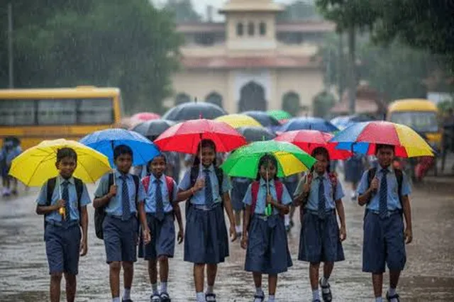 கொட்டித் தீர்க்கும் மழை.. பள்ளிகளுக்கு நாளை விடுமுறையா?