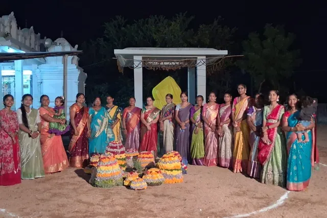 కనగల్లులో ఘనంగా బతుకమ్మ సంబరాలు కనగల్లులో ఘనంగా బతుకమ్మ సంబరాలు