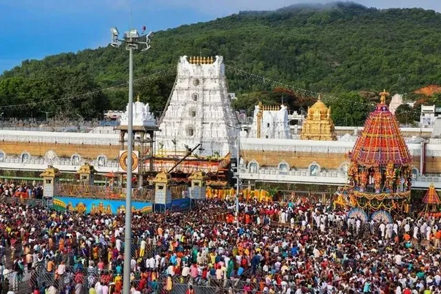 శ్రీవారి సర్వదర్శనానికి 15 గంటల సమయం