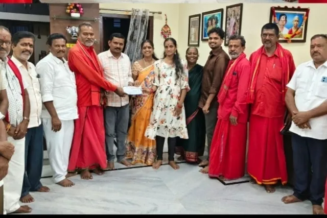 మందిర నిర్మాణానికి విరాళం అందించిన గుంటుక మహేశ్వర్&nbsp;వరలక్ష్మి