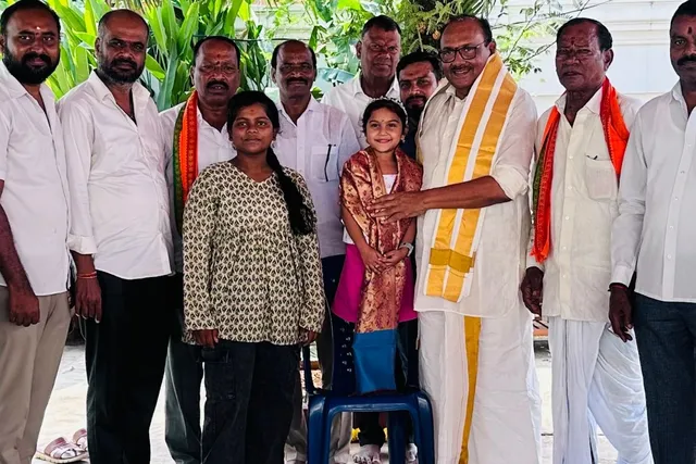 ప్రతిభవంతులైన చిన్నారులకు శాలువతో సత్కారం ప్రతిభవంతులైన చిన్నారులకు శాలువతో సత్కారం