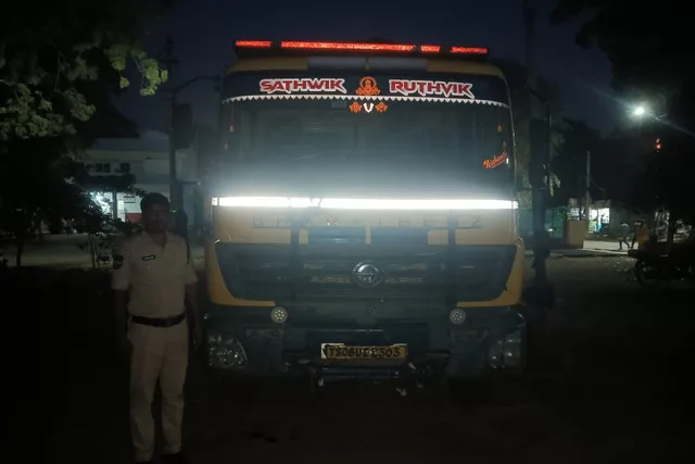 ఇసుక టిప్పర్ పట్టివేత..