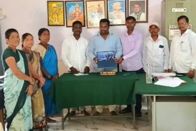 గ్రామ పంచాయతీకి రూ.50 వేల ట్యాబ్‌ విరాళం