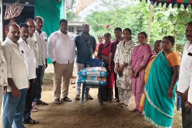 బాధిత కుటుంబానికి బియ్యం వితరణ