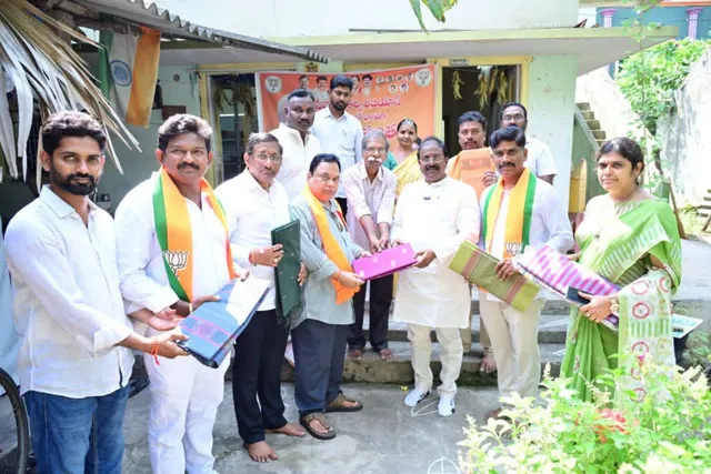 గాంధీ, శాస్త్రి జయంతి: ఎమ్మెల్సీ వీర్రాజు నివాళి, ఖాదీ సంతలో పాల్గొన్న వైనం