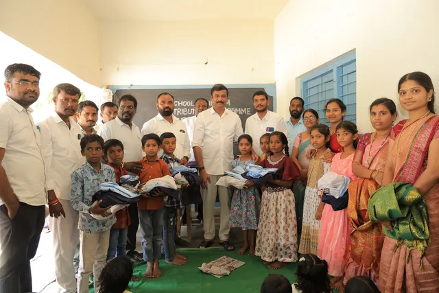 కొత్త ప్రభాకర్ రెడ్డి చేతుల మీదుగా విద్యార్థులకు దుస్తుల పంపిణీ కొత్త ప్రభాకర్ రెడ్డి చేతుల మీదుగా విద్యార్థులకు దుస్తుల పంపిణీ