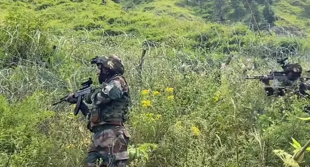 జమ్మూ కాశ్మీర్లో చొరబాటుకు యత్నం.. ఇద్దరు ఉగ్రవాదుల కాల్చివేత