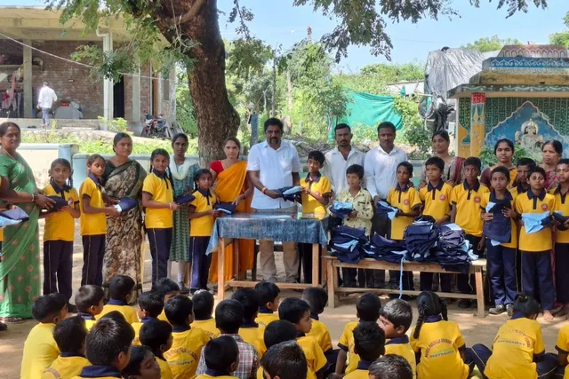 సితాయిపేట్ పాఠశాలలో విద్యార్థులకు ఏకరూప దుస్తుల పంపిణీ