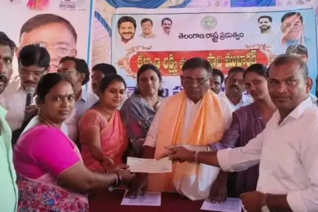 42 మందికి కళ్యాణలక్ష్మి, షాదీముబారక్ చెక్కుల పంపిణీ 42 మందికి కళ్యాణలక్ష్మి, షాదీముబారక్ చెక్కుల పంపిణీ