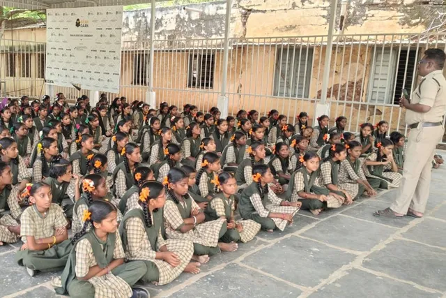 పాణ్యం పాఠశాలలో విద్యార్థినులకు శక్తి యాప్ పై అవగాహన