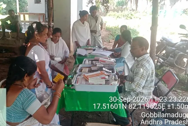 గొబ్బిలమడుగులో 104 వైద్య శిబిరం: 30 మందికి పరీక్షలు