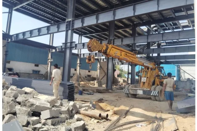 నిన్న కూల్చివేత, నేడు మళ్ళీ నిర్మాణం: అధికారుల తీరుపై స్థానికుల ఆగ్రహం