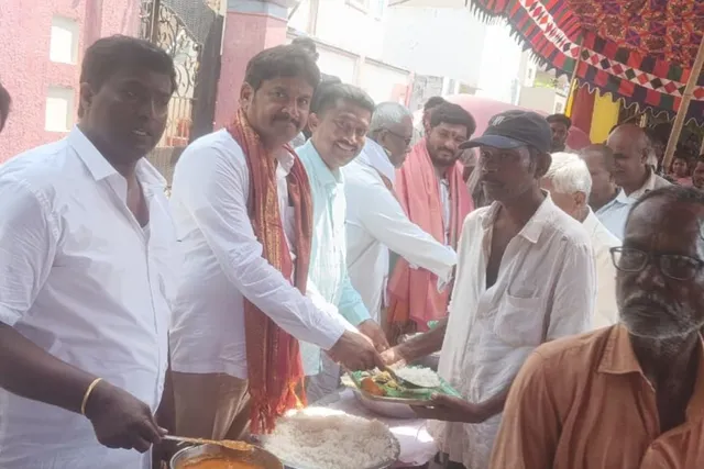 కొత్తగూడెంలో వినాయక మండపం వద్ద సీపీఐ నాయకుల ప్రత్యేక పూజలు