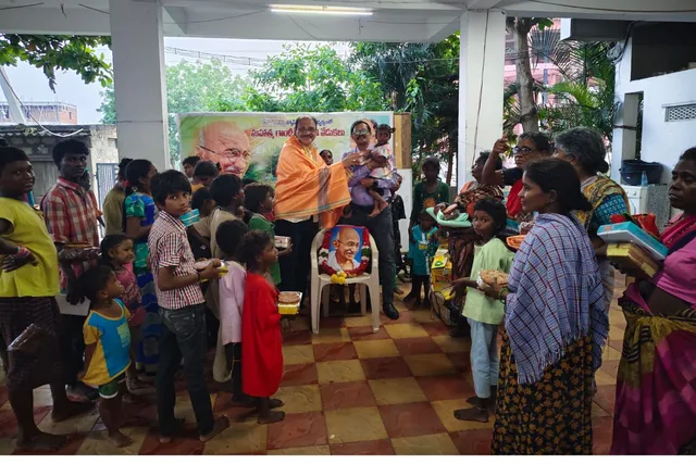 వృద్ధులకు, విద్యార్థులకు స్కోప్ ఫౌండేషన్ సేవలు ప్రశంసనీయం